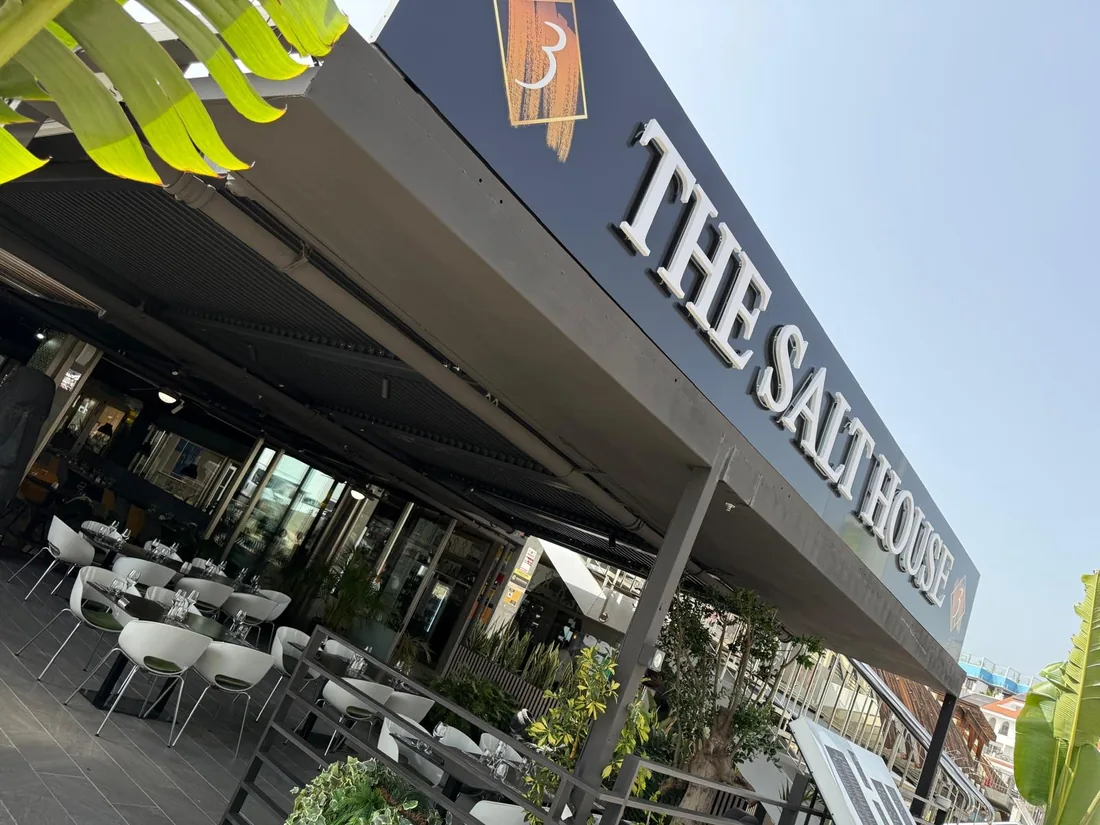 El r&oacute;tulo de The Salt House sobre la terraza en un d&iacute;a de sol